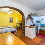Sestri Vignolo With Pool Apartamento