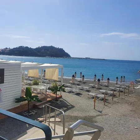 Sestri Vignolo With Pool Apartment